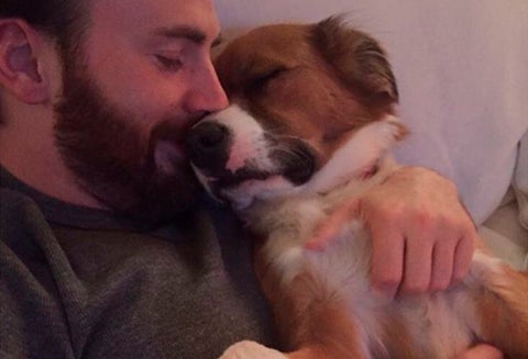 El actor celebró el día de amor por las mascotas con un video del día en que conoció a su perro Dodger.