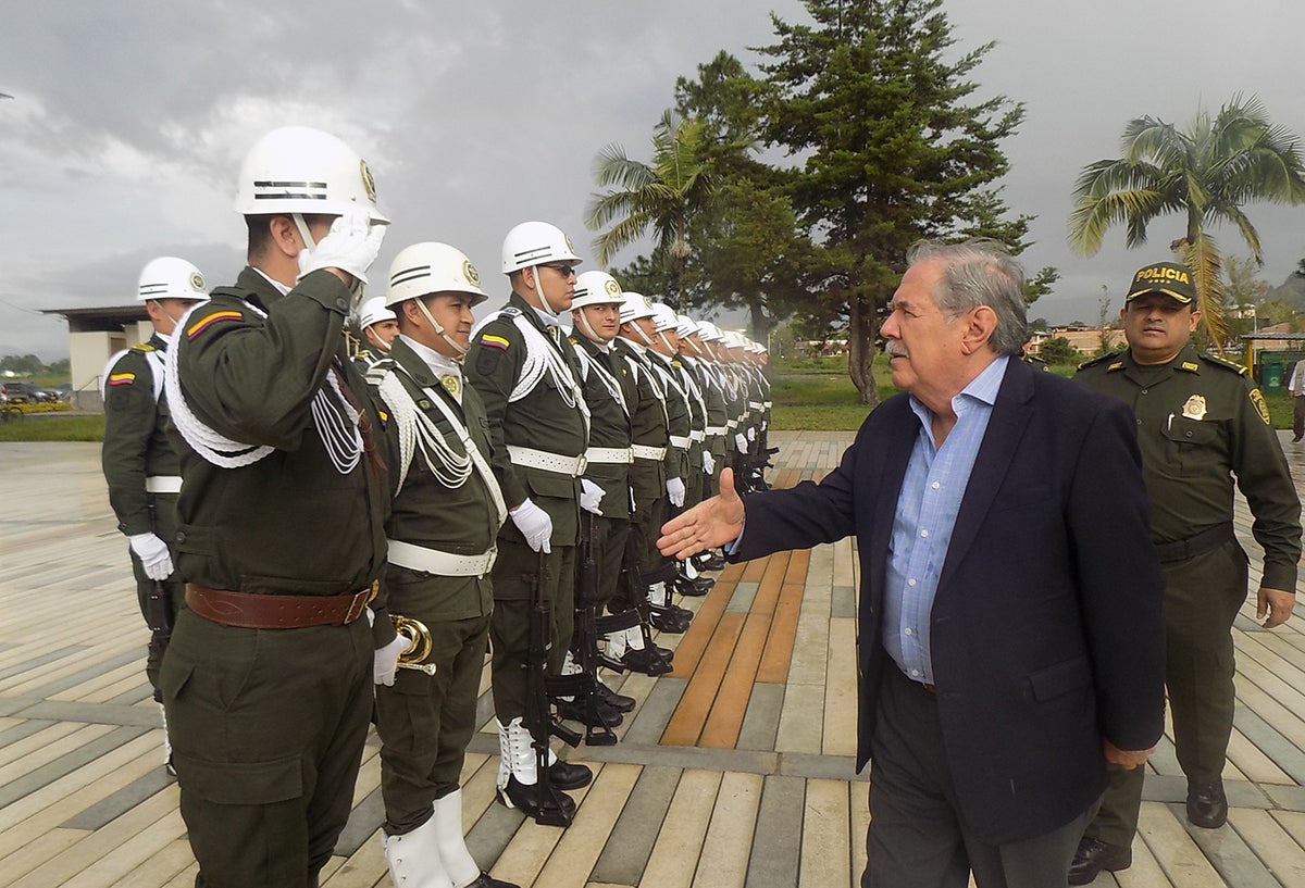 Guillermo Botero, ministro de Defensa, con la Fuerza Pública en Popayán