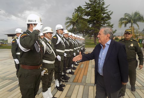 Guillermo Botero, ministro de Defensa, con la Fuerza Pública en Popayán