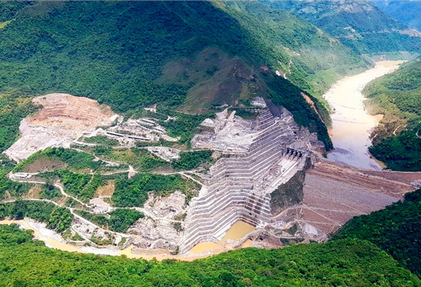 El proyecto Hidroituango en medio del río Cauca, en Antioquia