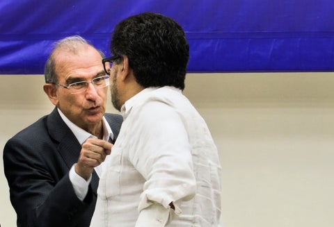 Humberto de la Calle dialogando con Iván Márquez (Farc) el 12 de agosto de 2016 en La Habana (Cuba)