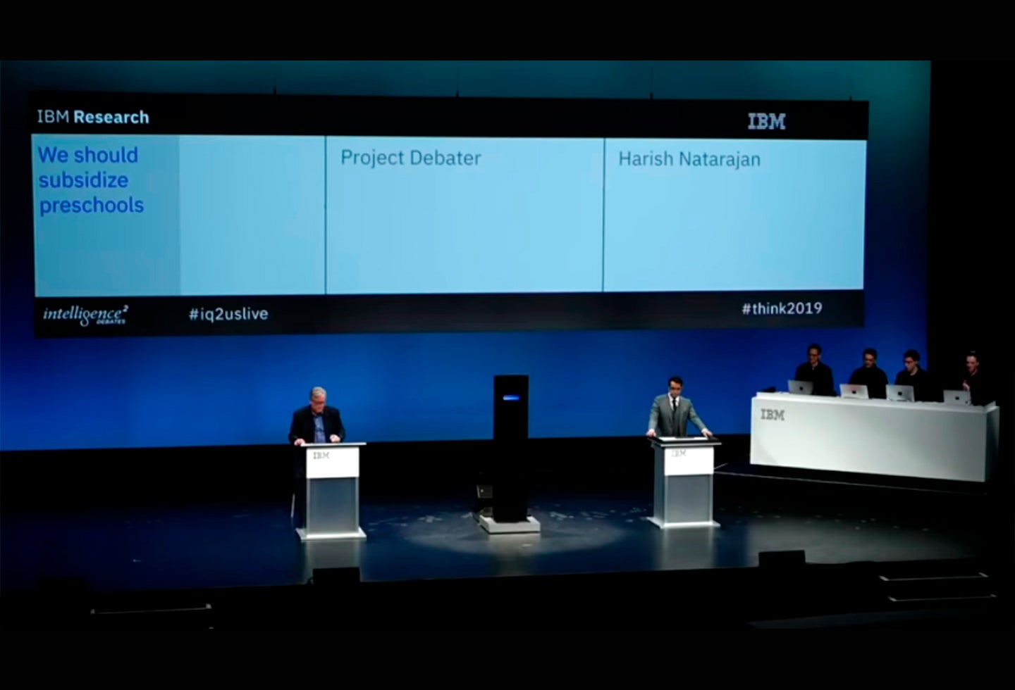 Harish Natarajan debatiendo con el Project Debater de IBM