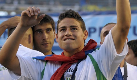 James Rodríguez celebrando el título del Apertura argentino 2009 con Banfield.