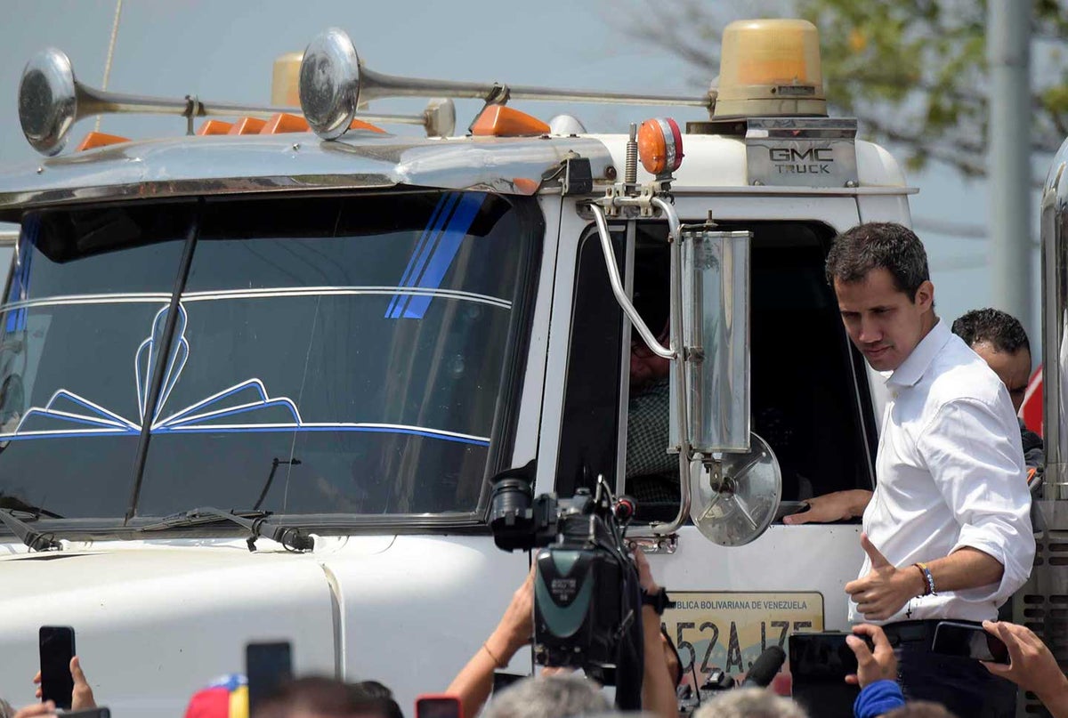Juan Guaidó, ingresando ayudas humanitarias
