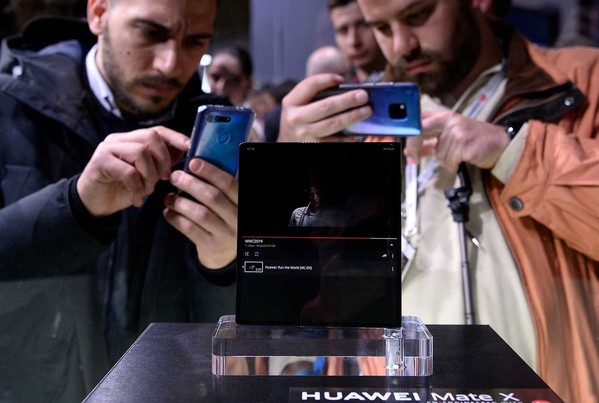 Huawei también presenta un teléfono con pantalla plegable, el Mate X.