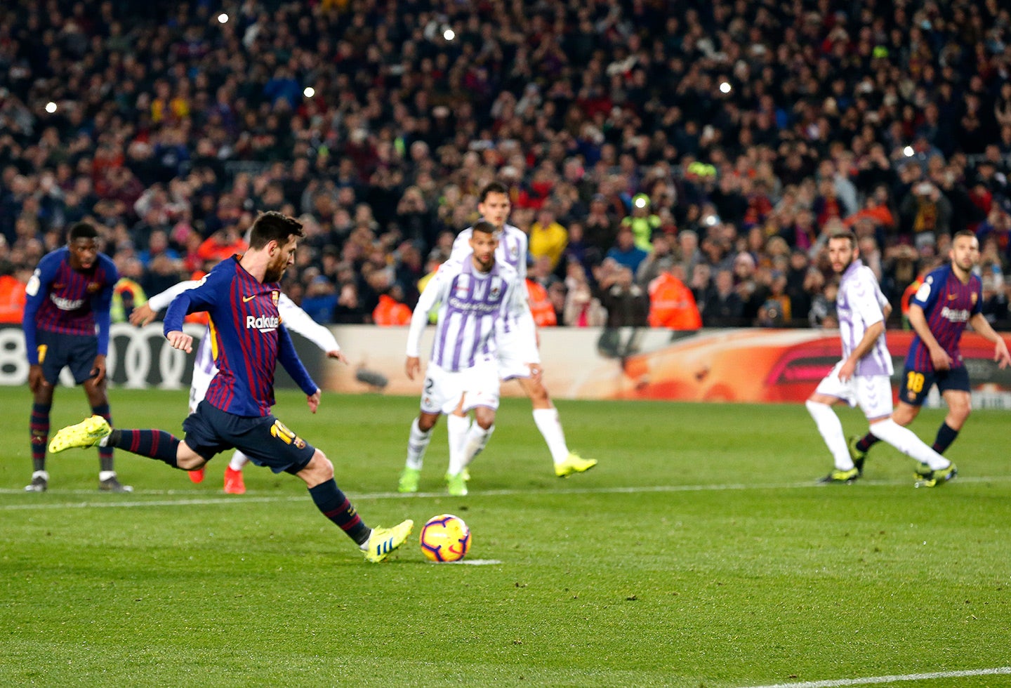 Lionel Messi anotándole de penal a Valladolid