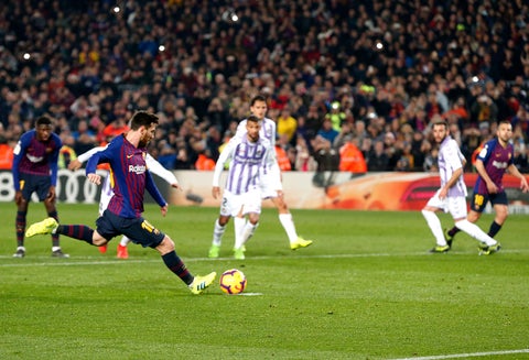 Lionel Messi anotándole de penal a Valladolid