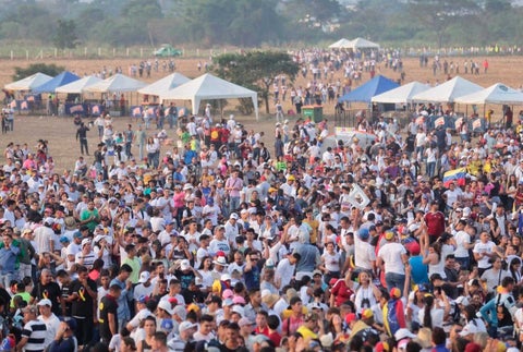 Miles de personas se reúnen en Cúcuta para asistir al Venezuela Aid Live