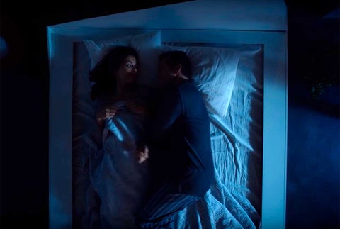 Pareja compartiendo cama