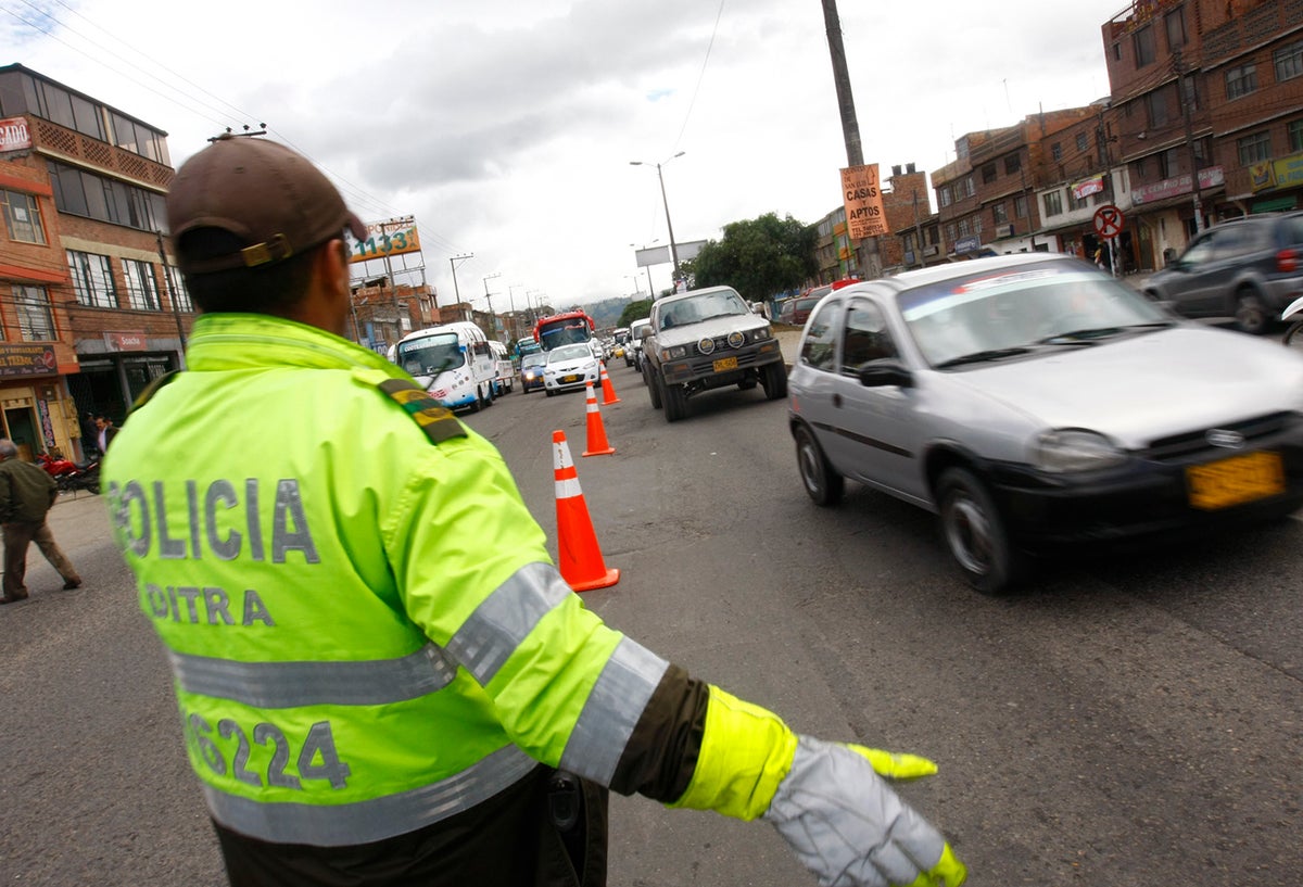 Un policía de tránsito ejerciendo su labor en Bogotá