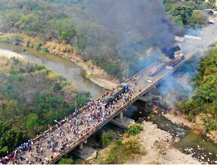 Camiones con ayuda en la zona de frontera con Venezuela