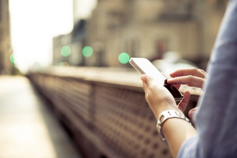 Una persona revisa las redes sociales en su celular