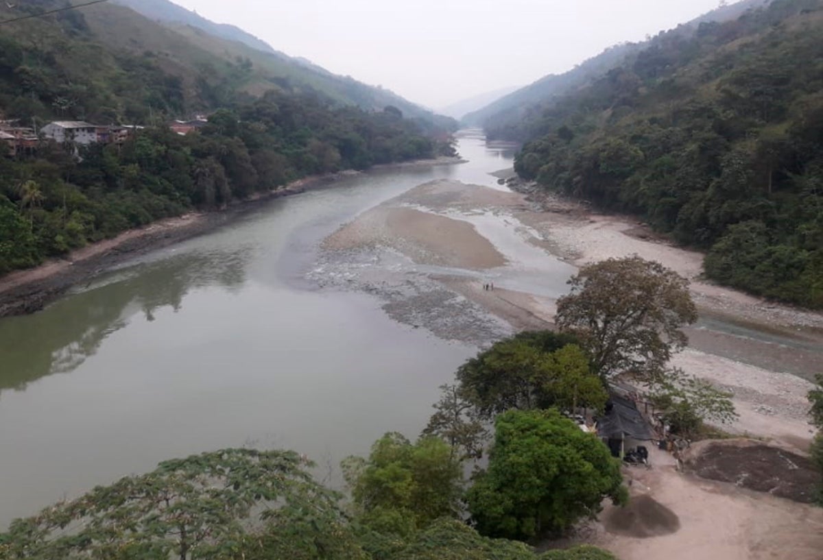 El río Cauca tras el cierre de la compuerta número uno de Hidroituango