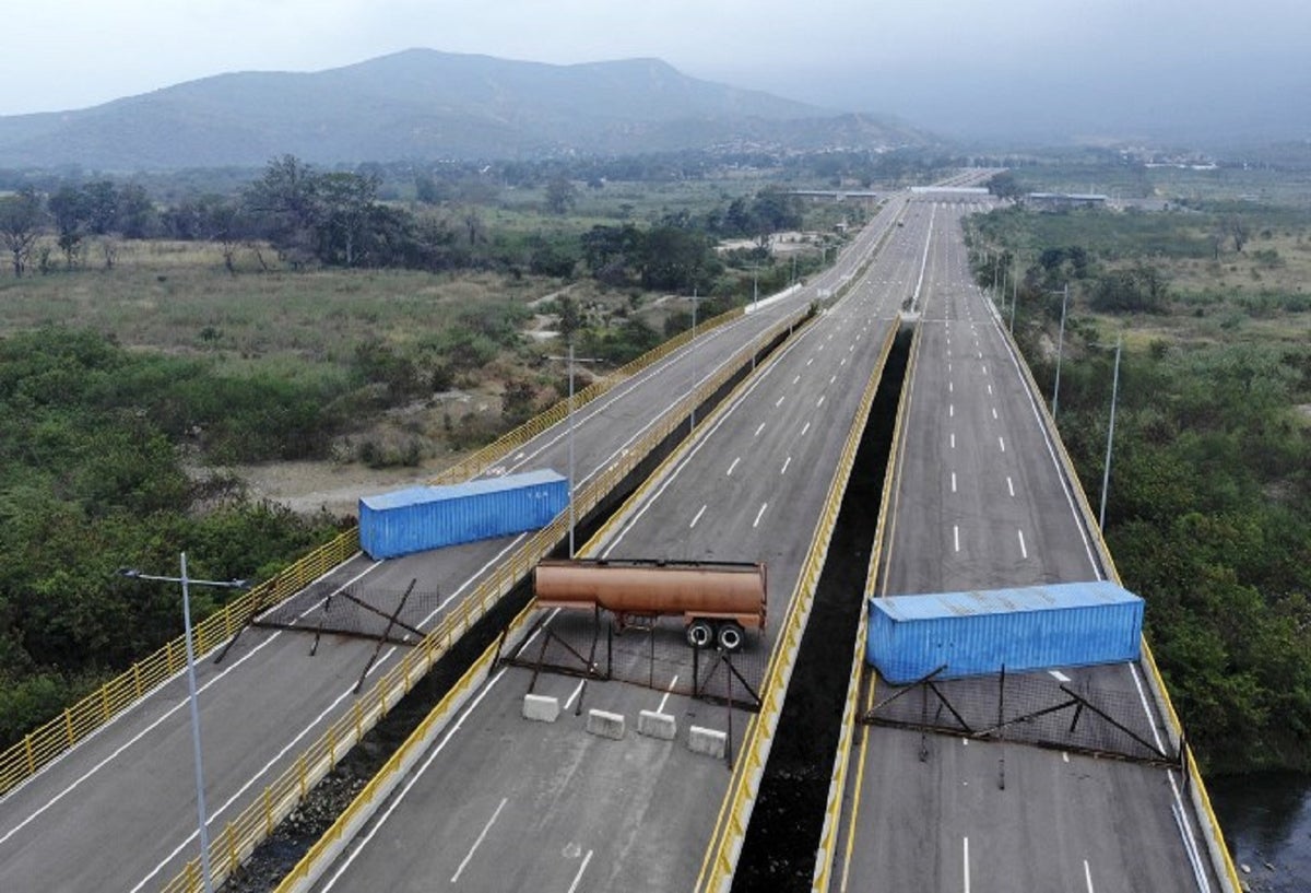En el puente de Tienditas por el lado venezolano fueron atravesados dos contenedores y un carro cisterna para bloquear los tres carriles.