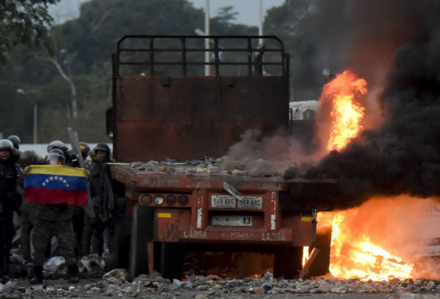 Camiones quemados por militares venezolanos