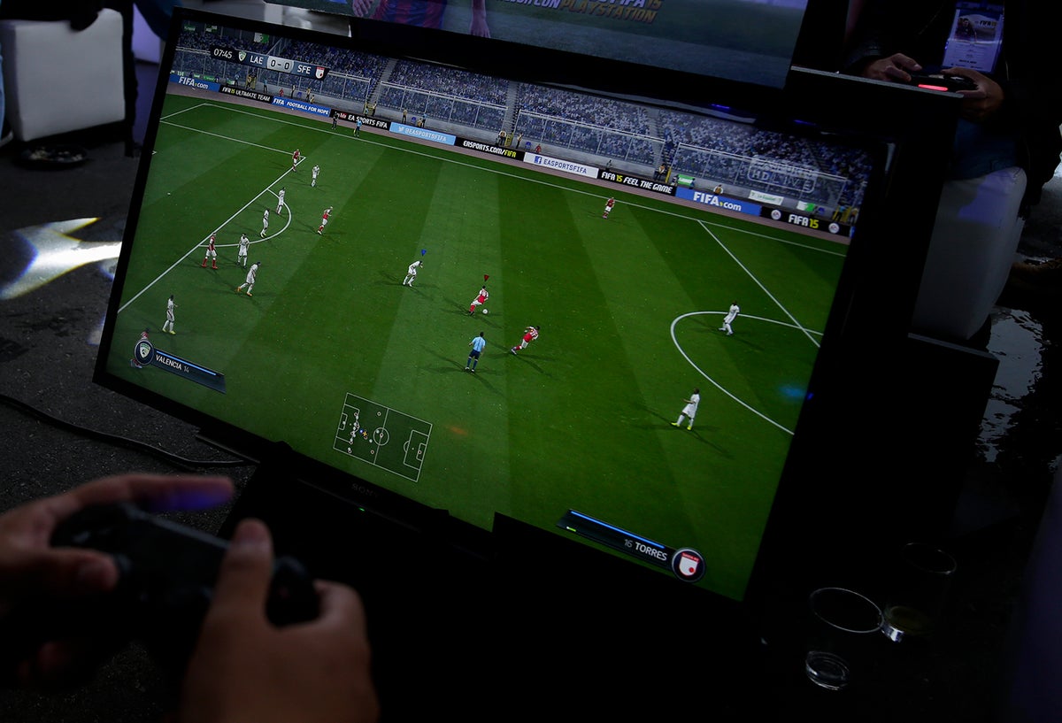Un gamer jugando videojuegos de fútbol