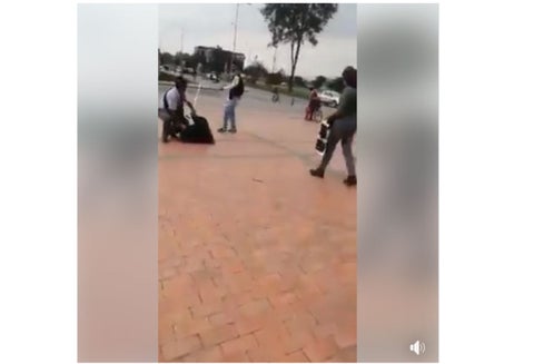 En video quedó registrado un canalla mientras agrede a una mujer.