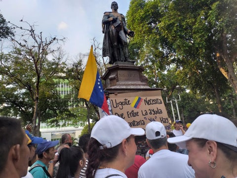 Venezolanos en la frontera protesdtando contra el régimen de Nicolás Maduro