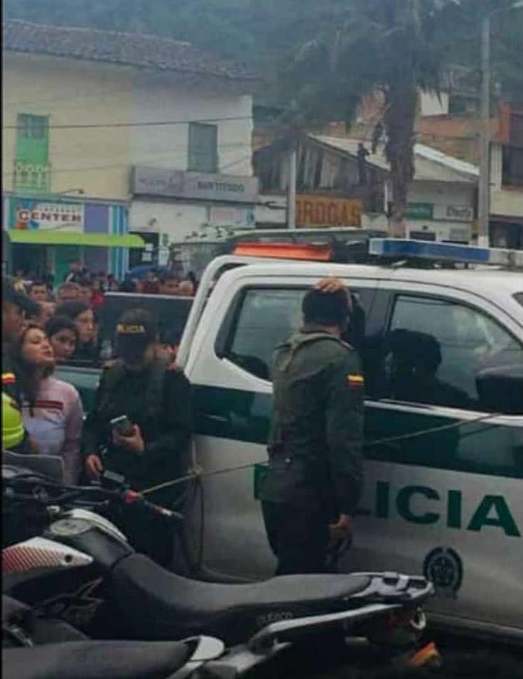Tres hombres los abordaron y les dispararon en varias ocasiones.