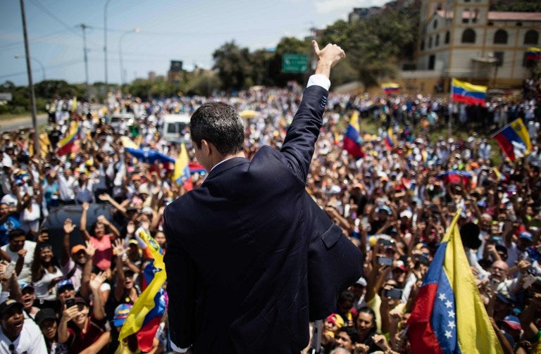 Juan Guaidó (de espaldas) saluda a la multitud que lo recibió en Caracas
