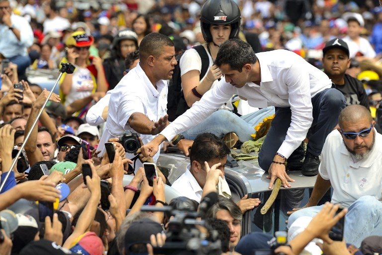 Juan Guaidó saluda a una multitud