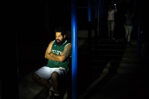 Venezolano en medio del apagón