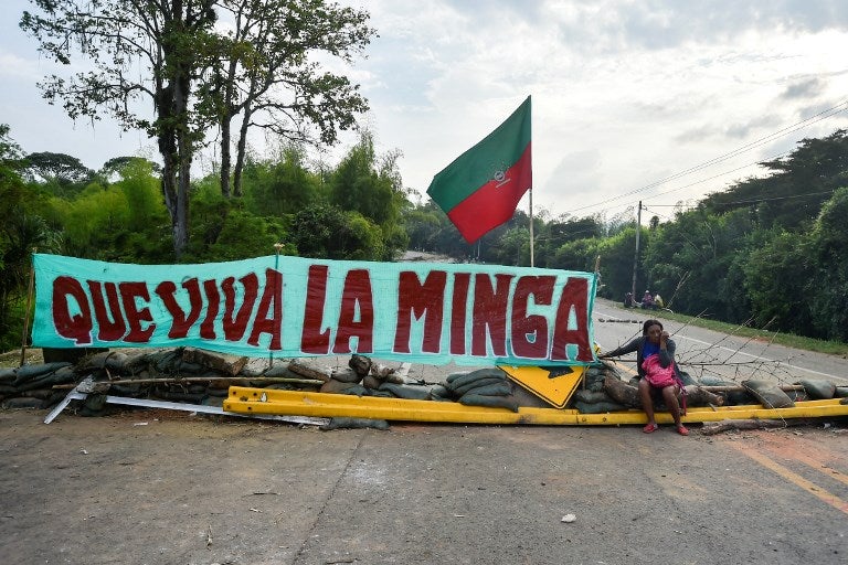 Indígenas bloquean la vía Panamericana, en el sur del país.