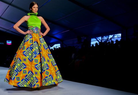 Modelo desfila una de las creaciones expuestas en el Bogotá Fashion Week