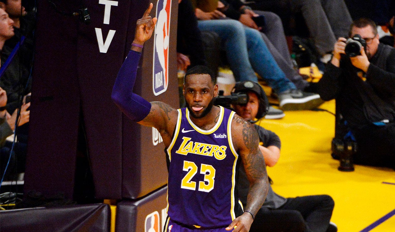 LeBron James celebra haber superado a Michael Jordan en puntos anotados en la NBA