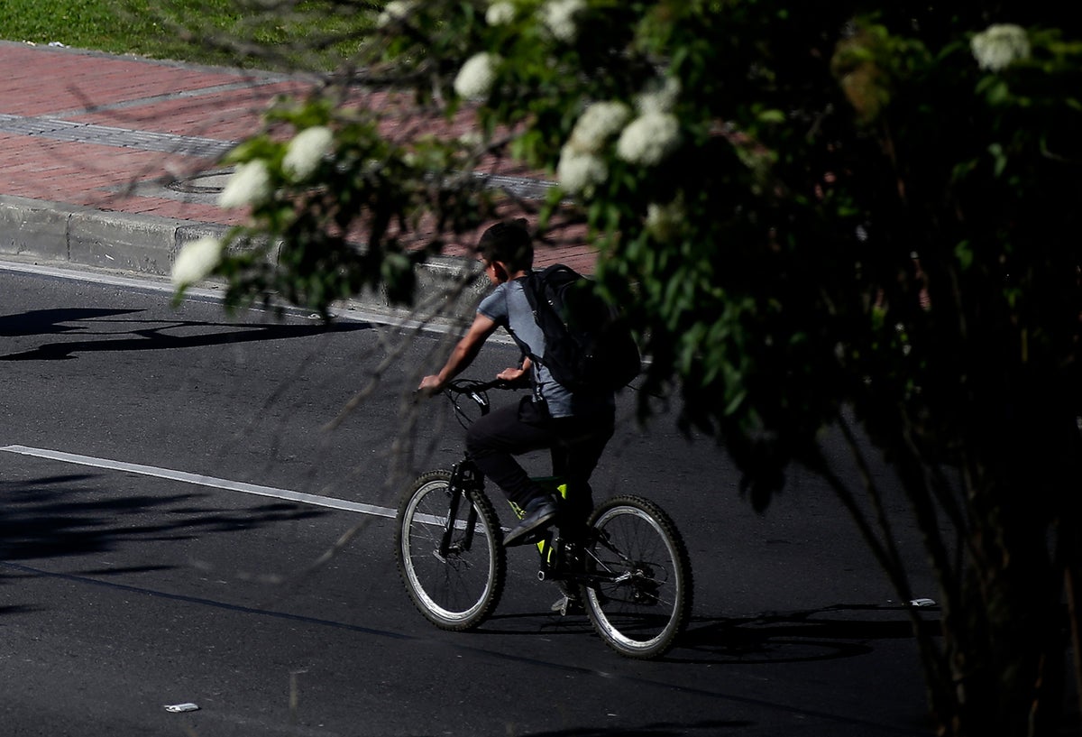 Ciclista transitando en Bogotá