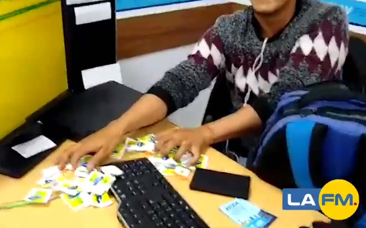 Un funcionario del Distrito tomando azúcar de la Unidad de Atención a Víctimas