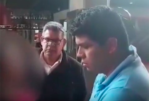 Momento en que son capturados Yamit Prieto A. y Luis Orlando Villamizar tras recibir pago de 460 mil dólares para presuntamente incidir en trámite de extradición de Seuxis Hernández