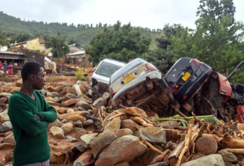 Decenas de carros fueron arrastrados por las rocas tras paso de ciclón en Zimbabue