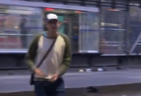 Colado ataca a camarógrafo