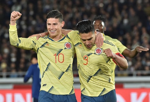 James Rodríguez y Radamel Falcao García celebran tras el triunfo ante Japón, en el Nissan Stadium de Yokohama