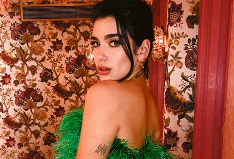 La cantante protagonizó un video donde aparece jugando bolos con un vestido elegante y unos tacones de plataforma.