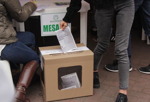 La intención de las circunscripciones especiales de dar más participación a las etnias acabó convirtiendo a los movimientos políticos en empresas de avales.