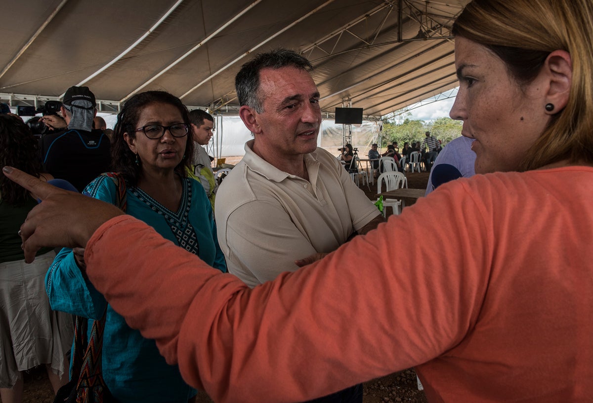 Enrique Santiago, asesor jurídico de las Farc, en Llanos del Yarí (Caquetá)
