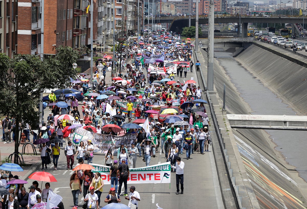 Profesores agremiados de la ADE marchando por Bogotá