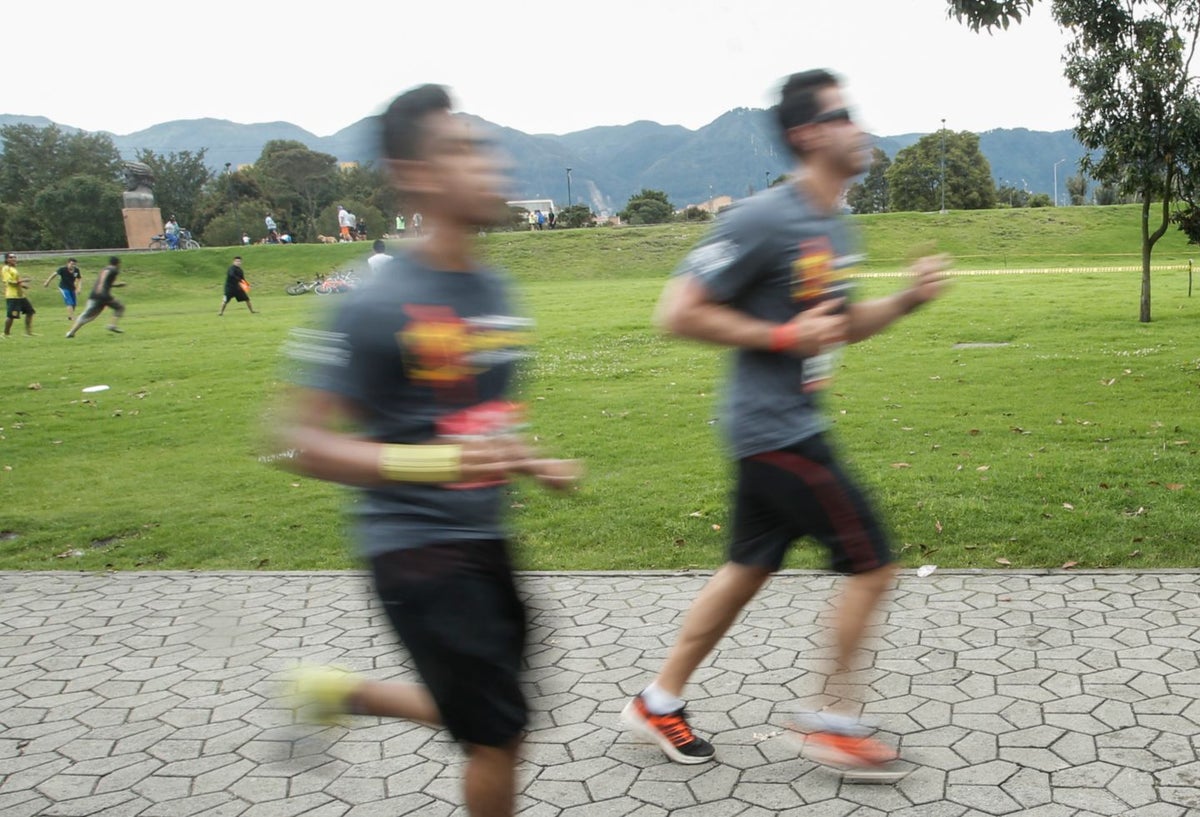 Jóvenes corriendo