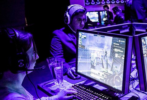 Gamers jugando jugando una partida de Fornite