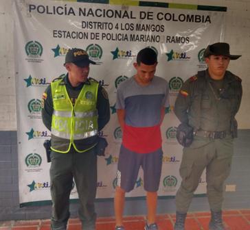 Este hombre fue detenido por lanzar un perro desde un tercer piso.