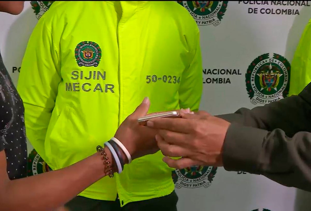 La Policía Metropolitana de Cartagena regresándole un celular a su dueña