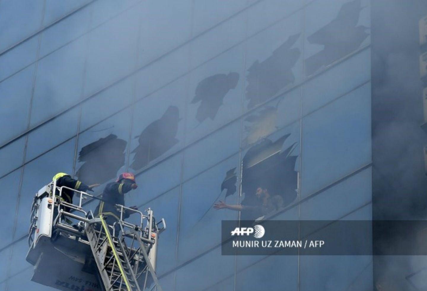 Incendio en edificio de Bangladesh
