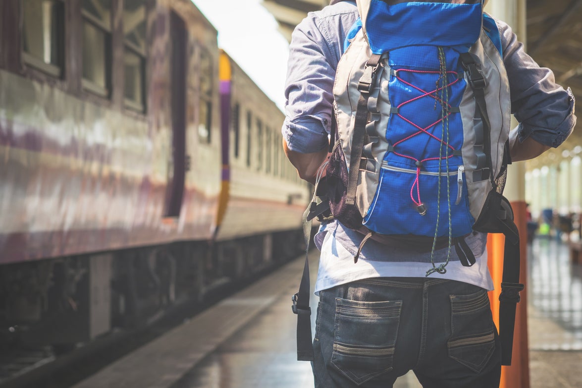 Un joven 'mochilero' de viaje