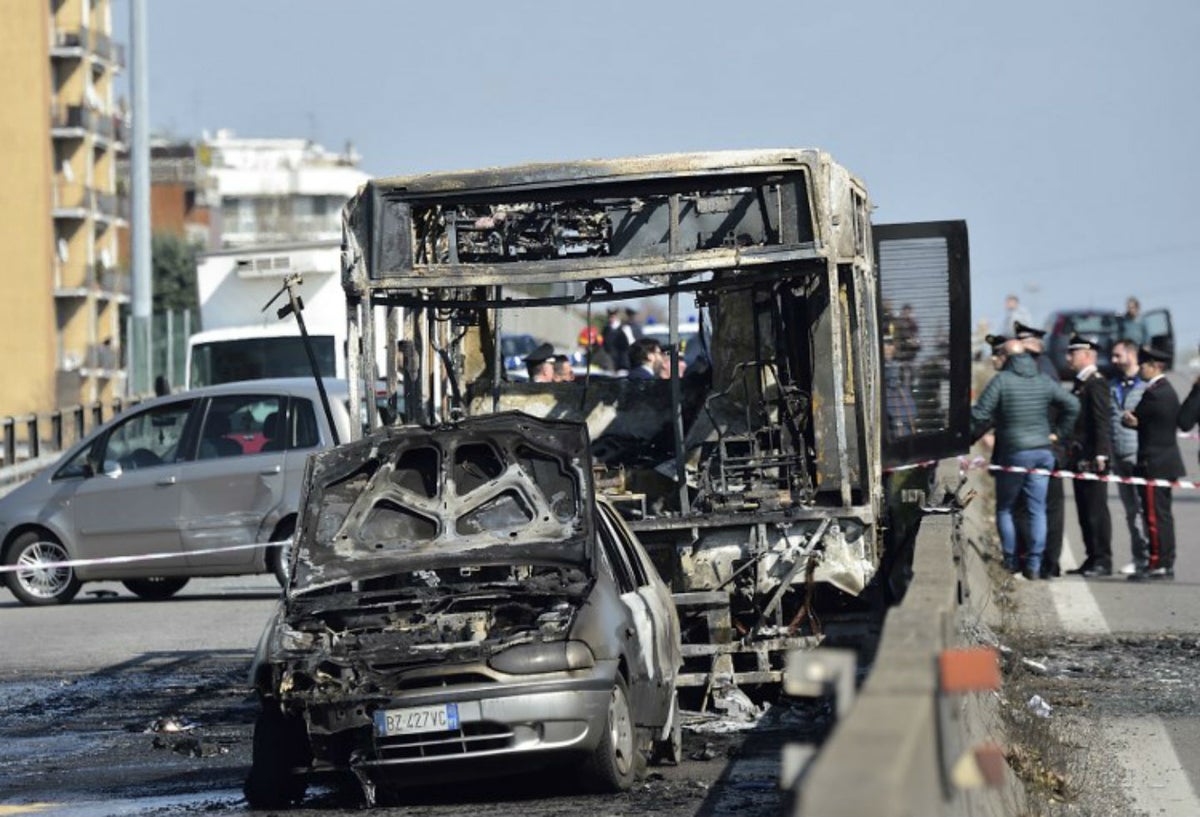 Conductor en Milán prendió fuego a bus escolar