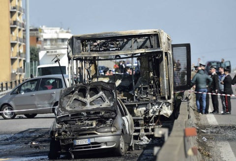 Conductor en Milán prendió fuego a bus escolar