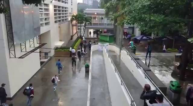 Estudiantes del ITM en Medellín golpearon y expulsaron a un grupo de encapuchados