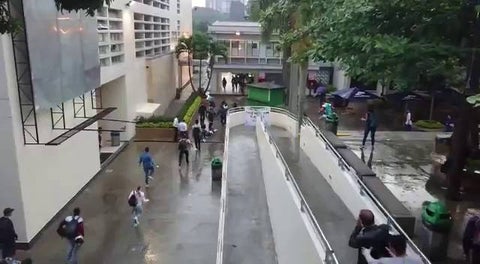 Estudiantes del ITM en Medellín golpearon y expulsaron a un grupo de encapuchados