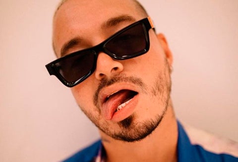 El cantante se dio un fuerte golpe en el aeropuerto.